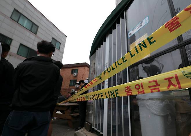 5월19일 흉기 피습 사건이 일어난 경기 시흥시 정왕동의 한 편의점에 폴리스라인이 설치됐다. ⓒ뉴스1