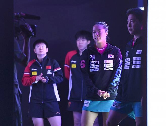 임종훈(오른쪽 끝)-신유빈(오른쪽 2번째)이 카타르 도하에서 열린 2025세계선수권대회에서 혼합복식 동메달을 목에 걸었다. 지난해 2024파리올림픽에 이어 2년 연속 주요 국제대회에서 혼합복식 입상에 성공했다. 23일(한국시간) 루사일스포츠아레나에서 벌어진 왕추친(왼쪽 2번째)-쑨잉샤(왼쪽 끝)와 대회 7일째 혼합복식 4강전을 앞둔 모습. 사진제공│대한탁구협회