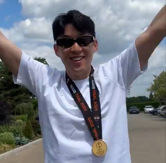 UEL 우승 메달을 걸고 토트넘 훈련장에 나타난 손흥민의 모습. /사진=토트넘 공식 SNS 영상 갈무리