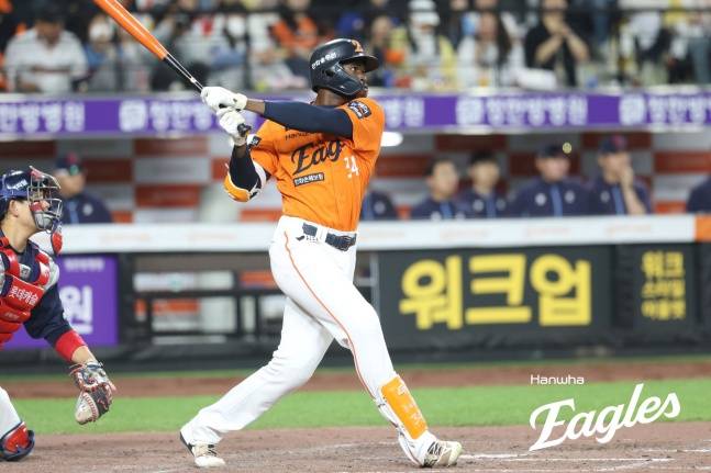 한화 플로리얼이 23일 대전 롯데전에서 안타를 치고  있다. /사진=한화 이글스 제공