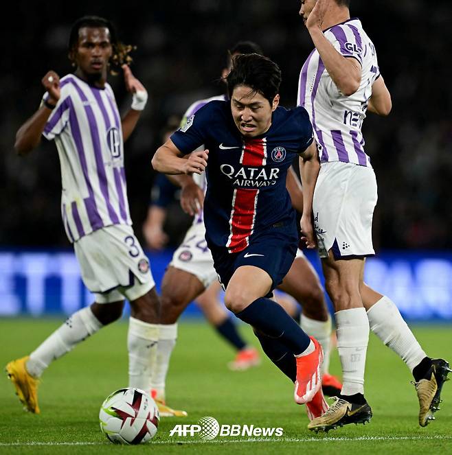 지난해 5월 툴루즈와의 프랑스 리그1에서 수비수들을 뚫고 드리블 돌파를 하고 있는 파리생제르맹(PSG) 이강인. /AFPBBNews=뉴스1