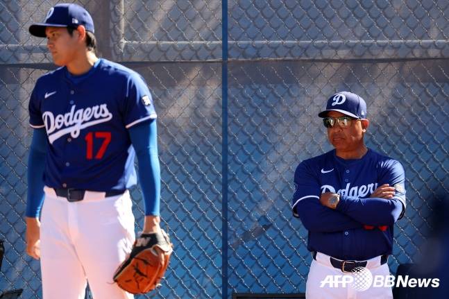 오타니 쇼헤이(왼쪽)와 그를 지켜보는 데이브 로버츠 LA 다저스 감독. /AFPBBNews=뉴스1