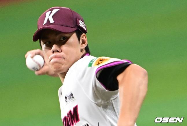 김윤하가 투구를 하고 있다.