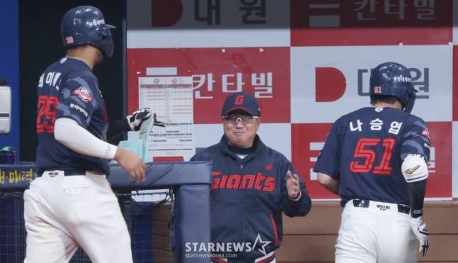 롯데 김태형 감독(가운데). /사진=김진경 대기자