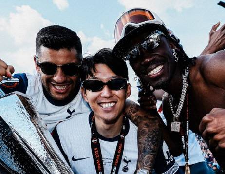 손흥민(가운데)이 UEL 우승 트로피를 들고 환하게 웃고 있다. /사진=토트넘 공식 SNS