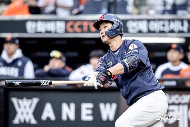 롯데의 손호영이 24일 대전 한화전에서 타구를 응시하고 있다. /사진=롯데 자이언츠 제공