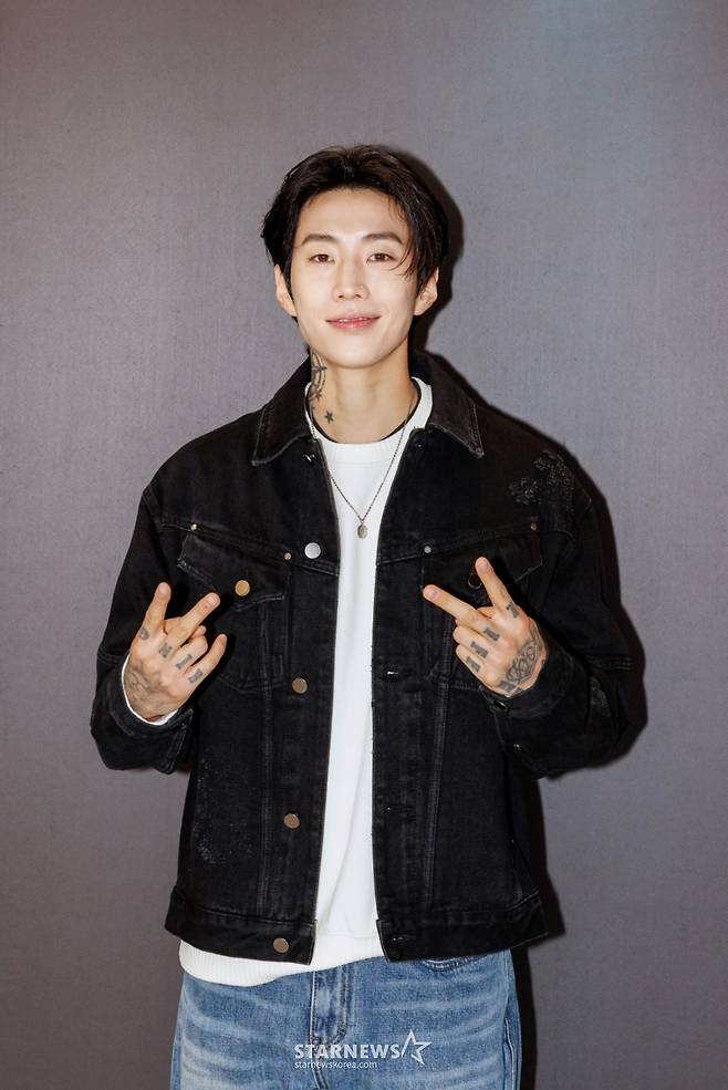 가수 박재범이 8일 오후 서울 CGV 청담시네시티에서 진행된 여섯 번째 정규앨범 '더 원 유 원티드(THE ONE YOU WANTED)' 발매 기념 음악감상회에 앞서 포즈를 취하고 있다. /사진제공=모어비전 2024.10.08 /사진=이동훈