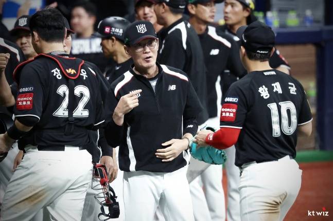 KT 이강철 감독(가운데)이 23일 고척 키움전 승리 후 황재균을 반기고 있다. /사진=KT 위즈 제공