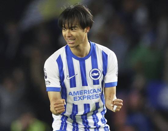 '스카이스포츠 독일' 소속 플로리안 플레텐베르크는 지난 23일(한국시간) '미토마가 이번 여름 뮌헨으로 이적할 의사가 있음을 밝혔다. 뮌헨은 28세 일본인 윙어에 대한 관심을 구체화하고 있다. 이미 미토마의 에이전트를 만나 대화를 진행했다. 다만, 막스 에베를 디렉터는 공식적인 제안을 한 상태는 아니다'라고 밝혔다.&nbsp;이어 '미토마는 킹슬리 코망 혹은 레로이 자네의 대체 선수로 고려될 수 있다'고 덧붙였다. 연합뉴스