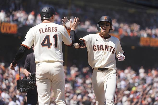 샌프란시스코 자이언츠 외야수 이정후가 2025 미국 메이저리그 정규시즌 경기에서 득점하며 미소 짓고 있다. 이정후는 24일 워싱턴 내셔널스전서 3타수 2안타 1볼넷 2득점으로 활약했다. AP 연합뉴스