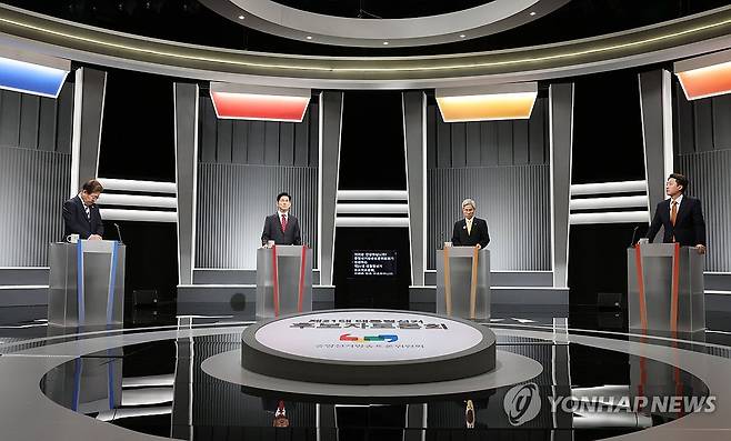 대선 2차 후보자 토론회 앞두고 (서울=연합뉴스) 더불어민주당 이재명·국민의힘 김문수·민주노동당 권영국·개혁신당 이준석 대선후보가 23일 서울 영등포구 여의도 KBS 스튜디오에서 열린 제21대 대선 2차 후보자 토론회를 준비하고 있다. 2025.5.23 [국회사진기자단] photo@yna.co.kr