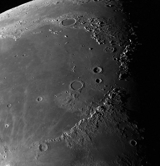달 최대 충돌 지형인 임브리움 분지(Imbrium basin) NASA 루시 탐사선(Lucy)이 2022년 10월 16일 촬영한 임브리움 분지(Imbrium basin) 일부 사진. 연구팀은 과거 이곳에 소행성이 충돌하면서 생성된 플라스마가 달의 약한 자기장을 증폭시켜 정반대 쪽인 뒷면의 암석에 강한 자기장 흔적이 남은 것으로 추정했다. [NASA/Goddard/SwRI/JHU-APL/Tod R. Lauer(NOIRLab) 제공. 재판매 및 DB 금지]