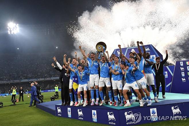 우승 세리머니 하는 나폴리 선수단. [AFP=연합뉴스]