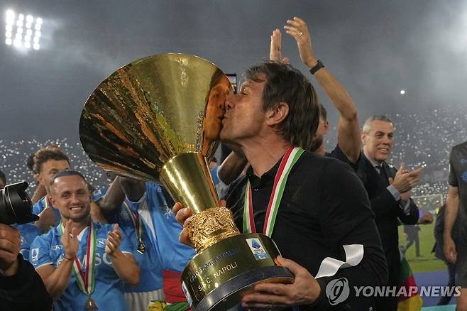 우승 트로피에 입 맞추는 안토니오 콘테 나폴리 감독. [AP=연합뉴스]