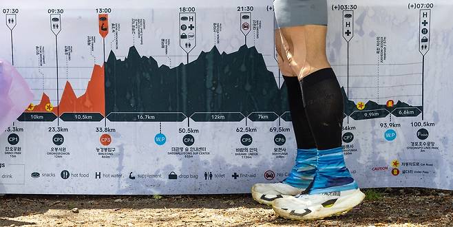 강릉시 능경봉 입구에 마련된 CP(체크포인트)에 걸린 'TNF 100 강원' 100km 부문 코스 현수막.