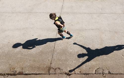 오봉서원 CP(체크포인트)2를 향해 달리는 러너들. 한 참가자(뒤)가 카메라를 보고 손을 들어 올리는 모습이 그림자로 비치고 있다.