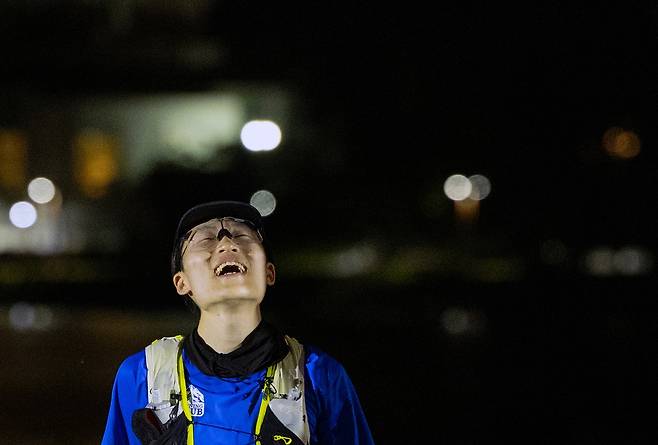 허종엽 씨가 강원도 강릉시 경포호수광장 결승선을 통과한 뒤 기뻐하고 있다.