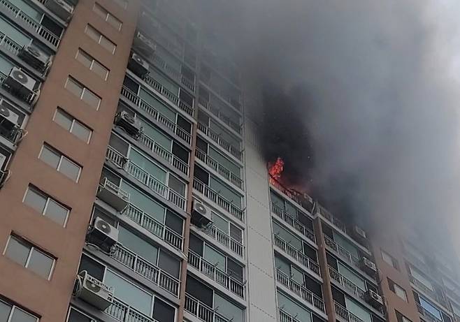 부산 해운대구 아파트서 화재 [부산소방재난본부 제공. 재판매 및 DB 금지]