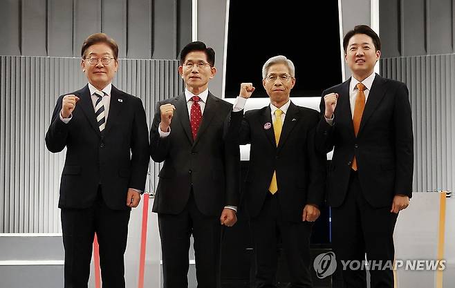 제21대 대선 2차 후보자 토론회 (서울=연합뉴스) 더불어민주당 이재명·국민의힘 김문수·민주노동당 권영국·개혁신당 이준석 대선후보가 23일 서울 영등포구 여의도 KBS 스튜디오에서 열린 제21대 대선 2차 후보자 토론회 시작에 앞서 기념 촬영하고 있다. 2025.5.23 [국회사진기자단] photo@yna.co.kr