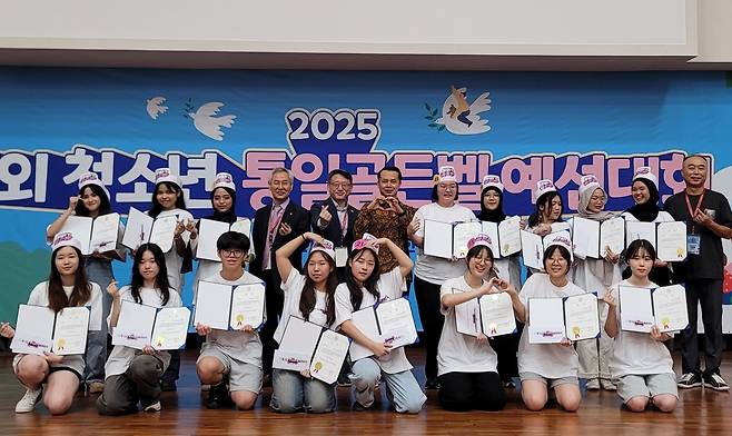 인도네시아에서 열린 통일 골든벨 대회 (자카르타=연합뉴스) 박의래 특파원 = 24일 인도네시아 자카르타한국국제학교(JIKS)에서 민주평통 동남아 남부협의회 주최로 열린 '2025 해외 청소년 통일 골든벨' 대회에서 수상자들이 기념 촬영을 하고 있다. 2025.5.24. laecorp@yna.co.kr