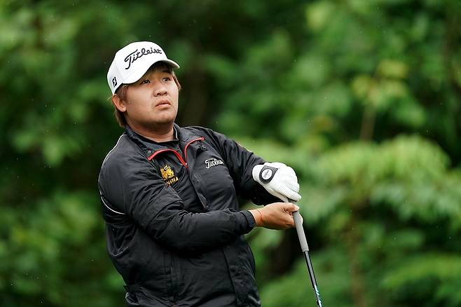 티샷한 뒤 볼의 방향을 쫓는 뿜 삭산신. [코오롱 한국오픈 조직위 제공. 재판매 및 DB 금지]