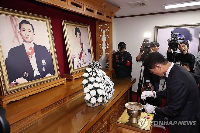 박정희 전 대통령 생가 찾은 김문수 (구미=연합뉴스) 박동주 기자 = 국민의힘 김문수 대선 후보가 24일 경북 구미시 박정희 전 대통령 생가를 찾아 분향하고 있다. 2025.5.24 pdj6635@yna.co.kr