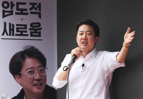 개혁신당 이준석 대선 후보가 24일 경기도 수원시 팔달구 수원역 로데오거리에서 지지를 호소하고 있다. 2025.5.24 /연합뉴스