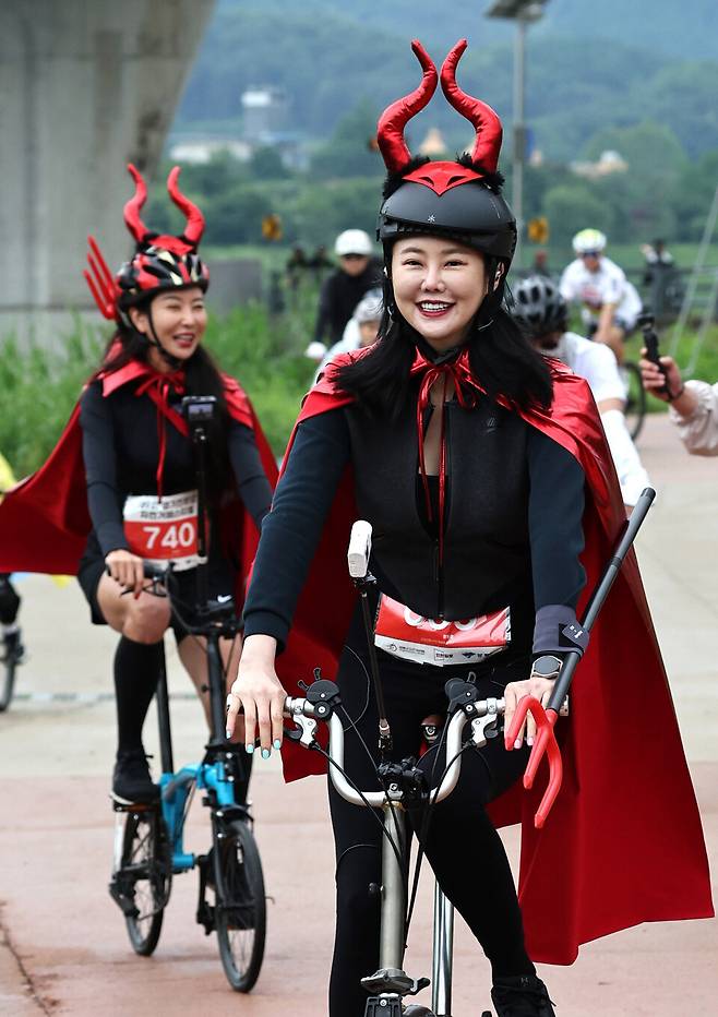 ▲&nbsp;만화 캐릭터 복장을 한 참가자가 눈길을 끌고 있다.