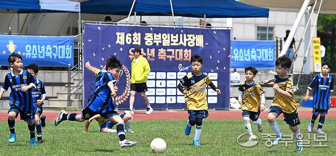 제6회 중부일보사장배 유소년 축구대회에서 선수들이 골을 다투고 있다.정선식기자
