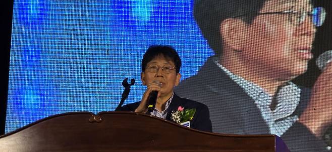 윤장순 대전고 교장이 환영사하고 있다.