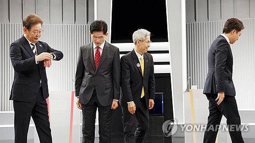 더불어민주당 이재명·국민의힘 김문수·민주노동당 권영국·개혁신당 이준석 대선후보가 23일 서울 영등포구 여의도 KBS 스튜디오에서 열린 제21대 대선 2차 후보자 토론회 시작에 앞서 기념 촬영을 마치고 자리로 향하고 있다. 국회사진기자단