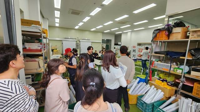 ▲ 영동지역 초·중·고 특수교사들이 재활 사업장을 직접 체험하며 역량강화 연수를 하고있다.