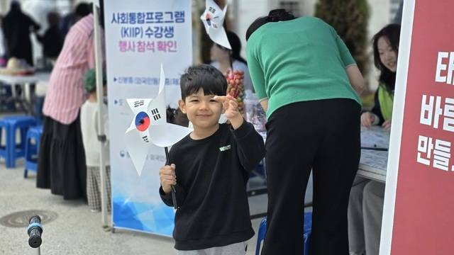 ▲ 지난 24일 충북 청주시 동부창고 야외광장에서 열린 '세계음식 점심 한 끼' 행사에서 푸리혼 어린이(내덕초2)가 포즈를 취하고 있다. /남연우 기자