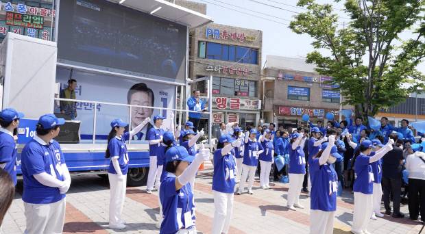 지난 24일 전라남도 순천에서 진행된 더불어민주당 이재명 대선 후보 지지 유세 현장에서 유세자들이 선거 운동을 하고 있다.