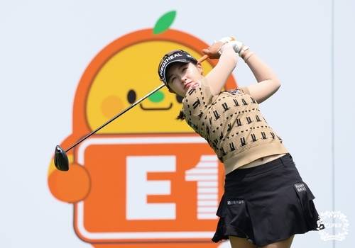 2025시즌 첫 트로피를 들어올린 박현경. KLPGA 제공
