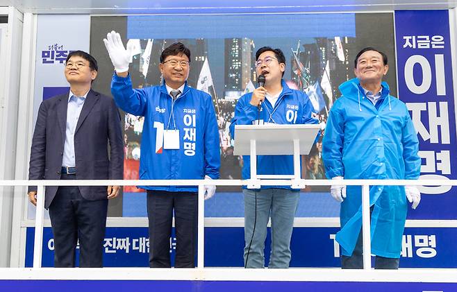 박찬대 더불어민주당 중앙선대위 상임총괄선대위원장과 이선호·송철호 상임선대위원장이 지난 24일 울산 남구 롯데호텔 앞에서 시민들에게 더불어민주당 이재명 대통령 후보 지지를 호소하고 있다. 최지원 기자