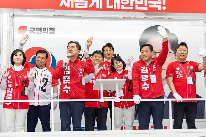 김기현 국민의힘 울산 선대위 총괄선거대책위원장과 박성민 총괄선거대책본부장이 지난 23일 울산 남구 공업탑로터리에서 시민들에게 국민의힘 김문수 대통령 후보 지지를 호소하고 있다. 최지원 기자