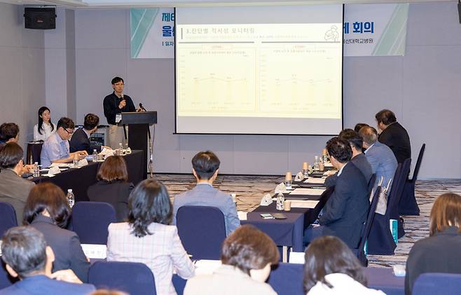 제6회 2025년 울산권역 공공보건의료 원외 대표 협의체 회의가 열린 지난 23일 울산 동구 타니베이 호텔에서 옥민수 울산권역심뇌혈관질환센터 예방관리센터장이 울산권역 응급·중증 심뇌혈관질환 네트워크 시범사업 운영 현황의 주제로 발표를 하고 있다. 최지원 기자