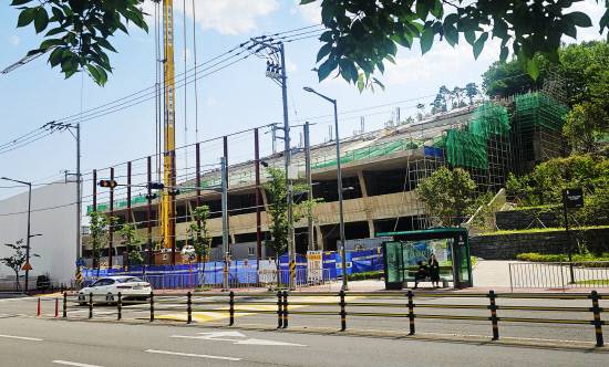 진주시 초전동에서 공사가 한창 진행 중인 진주동부시립도서관.