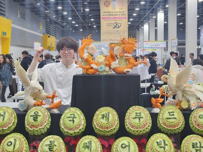 웰빙조리과 3학년 황기원 학생이 제22회 서울국제푸드앤테이블웨어박람회 ‘전국북한이탈주민 요리경영대회’에서 단체전 대상(통일부장관 김영호)과 개인전 금상을 수상한 모습. /의성유니텍고 제공