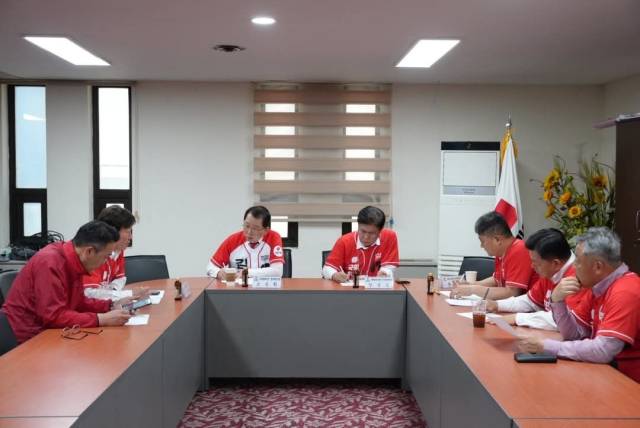 국민의힘 김문수 대통령 후보 부산선거대책위원회는 25일 부산시당 4층 회의실에서 부산시의회 안성민 의장과 시의회 이복조 원내대표, 성창용 기획재경위원장 등 시의회 상임위원장단과 직능단체 정책 공감투어에 대한 긴급 회의를 개최했다. 국민의힘 부산 선대위 제공