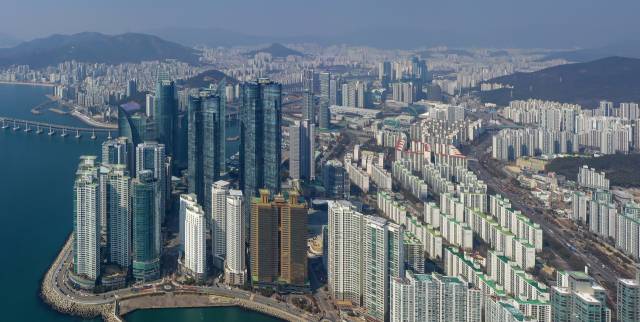 서울의 아파트 매매가가 상승 중이지만, 침체 중인 부산의 집값은 좀처럼 반등하지 못하고 있다. 부산 해운대구 마린시티 일대 아파트 단지 전경. 부산일보DB
