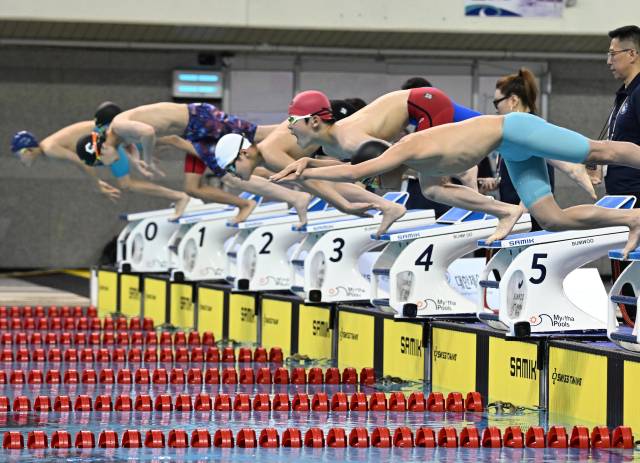 25일 창원실내수영장에서 열린 제54회 전국소년체육대회 수영 남자초등부 접영 100m 예선에서 선수들이 힘차게 출발하고 있다./성승건 기자/