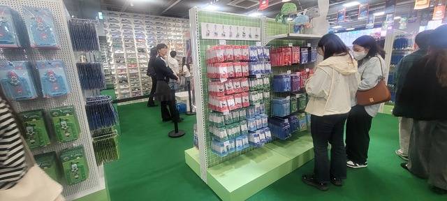 대구 중구 무신사 스토어 대구에서 한국프로축구연맹(K리그)과 산리오캐릭터즈가 협업해 'K리그ⅹ산리오캐릭터즈'가 진행 중인 가운데 24일 오후 매장을 찾은 한 축구팬이 물건을 고르고 있다. 권영진 기자