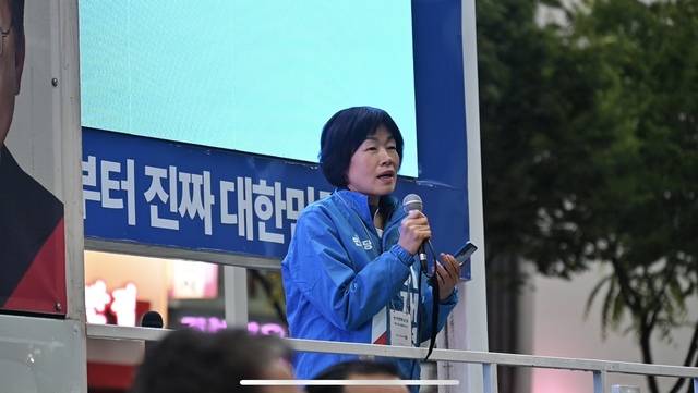최연숙 더불어민주당 대구시당 총괄선대위원장이 지지 선언을 하고 있다. 더불어민주당 대구시당 제공