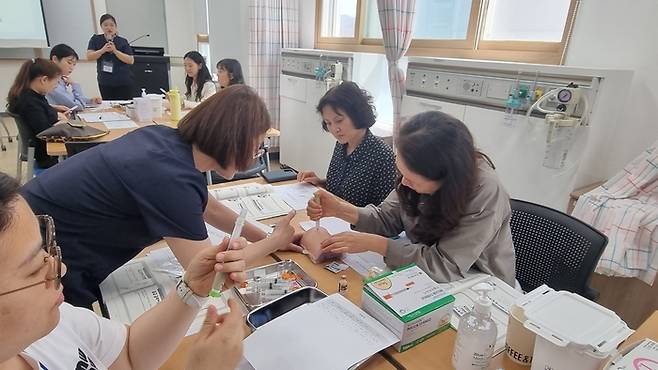 경북교육청이 제1형 당뇨병 학생 지원을 위해 인공지능 기반 시뮬레이션 활용한 교사 연수를 진행하고 있다. 경북교육청 제공