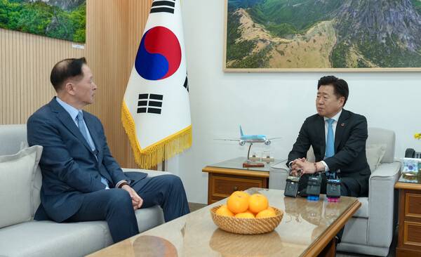 지난 2월 17일 오영훈 제주도지사와 우기홍 대한항공 부회장은 제주기점 국내외 항공편 확대와 신규노선 개설 등 다각적인 협력 방안을 집중 논의한 바 있다. 사진=제주도.