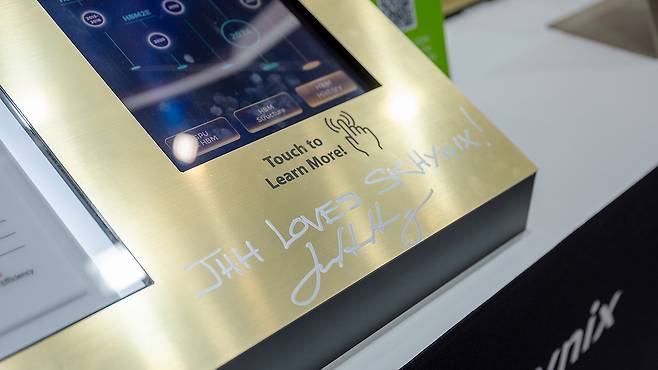 젠슨 황 엔비디아 CEO가 SK하이닉스 부스에 남긴 사인./사진=SK하이닉스