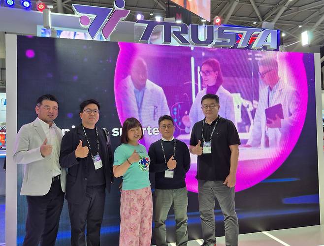 컴퓨텍스 2025에서 대만 SSD 모듈 기업 에이데이터(ADATA)가 파두와 협력해 기업용 SSD 브랜드 '트러스타(TRUSTA)'를 새롭게 런칭했다. (왼쪽부터) 찰리 우(Charly Woo) 에이데이터 부사장, 김태균 파두 CBO, 셸리 첸 에이데이터 사장, 이지효 파두 대표이사 CEO, 남이현 파두 대표이사 CTO./사진=파두