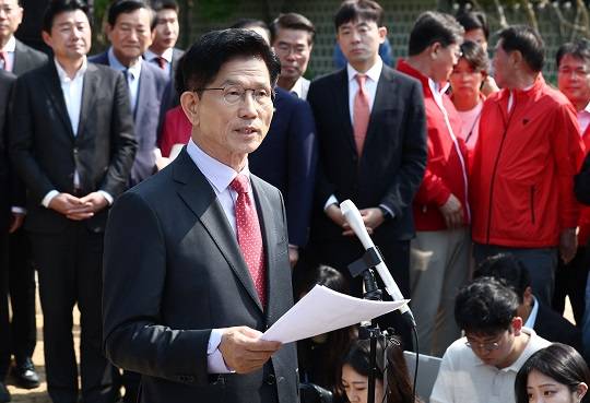 김문수 국민의힘 대통령 후보가 25일 오전 충북 옥천군 박전희 전 대통령의 부인 육영수 여사 생가를 둘러본 뒤 현안 관련 브리핑을 하고 있다. (사진/뉴스1)